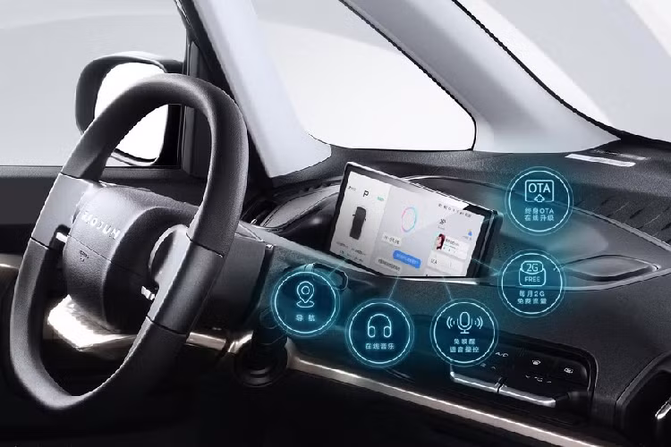 Tạm gác thiết kế kỳ lạ sang một bên, mẫu xe điện đô thị này có cung cấp 6 màu sắc ngoại thất để phù hợp khẩu vị nhiều người mua. Không chỉ vậy, những màu sắc đó sẽ luôn được sử dụng kết hợp với một màu tương phản trên phần nóc, lưới tản nhiệt, gương, và các chi tiết trang trí.