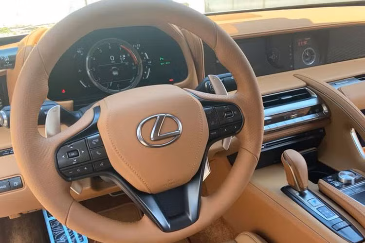 Bên trong, Lexus LC 500 Convertible 2021 đem đến cho các khách hàng của mình sự thư thái và sang trọng đúng nghĩa với không gian nội thất. Toàn bộ ghế ngồi và ốp trên xe đều bọc da cao cấp, phối màu nội thất tông nâu da bò mang tới cảm giác sang trọng và quý phái.