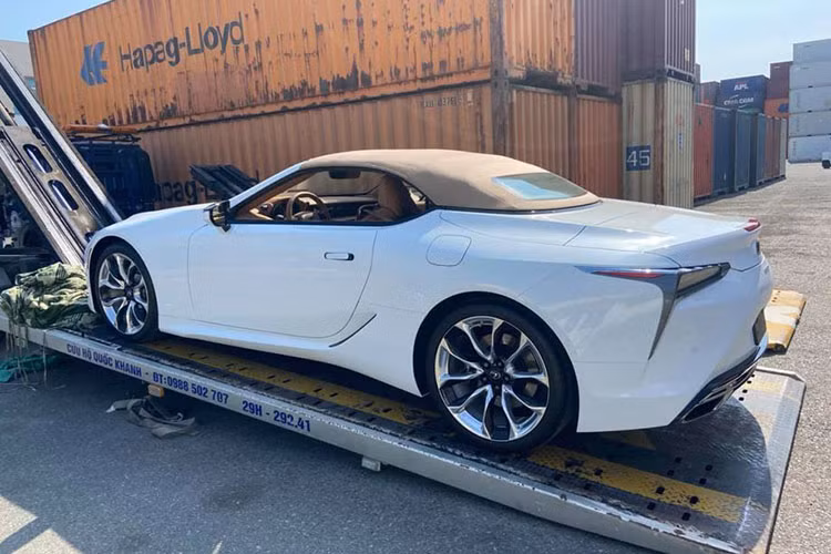Về thiết kế ngoại thất, Lexus LC 500 Convertible 2021 nói riêng hay Lexus LC 500 nói chung là sự giao thoa giữa ngôn ngữ L-Fitness truyền thống của Lexus và phong cách tương lai đầy cá tính. Đi sâu vào chi tiết, Lexus LC 500 Convertible 2021 sở hữu phần đầu xe dài miên man và phần đuôi xe ngắn, đặc trưng dòng xe 2 cửa hiện đại.