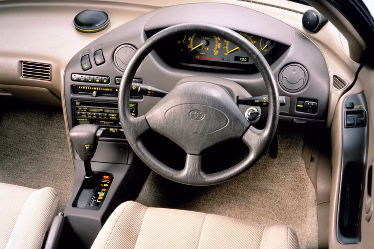 Ra mắt lần đầu năm 1990, Sera là một fastback, 2+2 chỗ ngồi, 3 cửa, cửa mở cánh bướm với phong cách tương lai bao gồm nóc bằng kính và một cửa hậu lạ lùng. Khi đó, Toyota lưu ý rằng Gordon Murray, nhà thiết kế lừng danh của McLaren F1, thậm chí đã được truyền cảm hứng bởi cặp cánh cửa của Sera. Thú vị hơn nữa, phiên bản concept năm 1988 của Sera có tên AXV-II trông gần giống với phiên bản cuối cùng được đưa vào sản xuất. Với bố cục động cơ đặt trước và hệ dẫn động cầu trước, Sera có hệ thống máy móc tương tự như Tercel và Paseo.