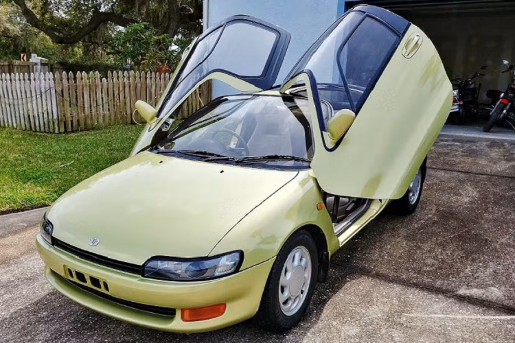 Mẫu xe thể thao Toyota Sera chỉ có duy nhất một tùy chọn động cơ đó là máy 4 xi-lanh dung tích 1.5 lít với 104 mã lực và 131 Nm mô-men xoắn cực đại, và ghép cặp với hộp số sàn 5 cấp hoặc hộp số tự động 4 cấp. Toyota Sera có trọng lượng rất nhẹ, chỉ 890 kg nhờ sử dụng các công nghệ cấu trúc trọng lượng nhẹ tân tiến của thời đó. Nó cũng là một trong những mẫu xe đầu tiên được trang bị đèn pha projector.