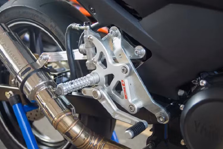 Yamaha Việt Nam không cho biết động cơ Yamaha Exciter 155 VVA đua có được can thiệp gì hay không, tuy nhiên hãng vẫn trang bị cho mẫu xe này hệ thống ống xả Sakura. Trải nghiệm thực tế, Exciter 155 cho cảm giác bốc hơn xe nguyên bản đôi chút.