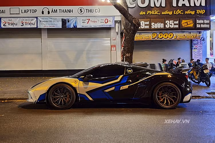 Bên cạnh màu ngoại thất ấn tượng, siêu phẩm Ferrari 488 GTB này còn có vẻ hầm hố nhờ gói độ Liberty Walk đình đám của Nhật Bản.