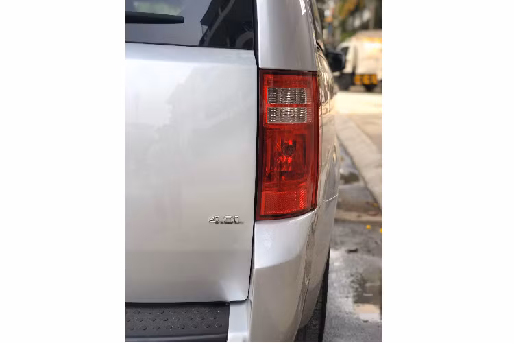 Khác với các mẫu xe Nhật, những chiếc xe minivan Dodge Grand Caravan rất hiếm tại Việt Nam, số lượng xe chỉ đếm được trên đầu ngón tay. Chính vì thế, chiếc Dodge Grand Caravan đời 2008 đăng ký 2009 này trở thành một lựa chọn dành cho những khách hàng đang tìm kiếm một mẫu MPV độc đáo, ít “đụng hàng” tại Việt Nam.