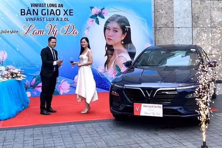 Lam Vy Da tau VinFast Lux A2.0 hon 1 ty dong