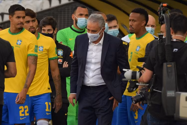 "Diễn biến không tưởng ở trận Brazil đối đầu Argentina", Goal viết. Đây là sự cố hiếm khi xảy ra trên sân cỏ. 