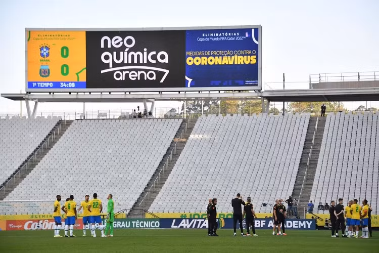 Trận đấu gián đoạn gần một tiếng, nhưng không có dấu hiệu trở lại. Sau đó, CONMEBOL xác nhận trận đấu bị hoãn.