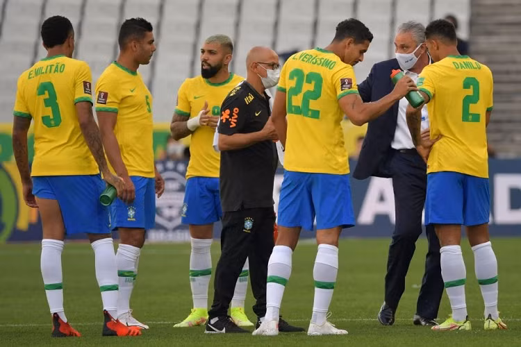 Trong khi đó, các cầu thủ Brazil vẫn nói chuyện cùng quan chức trên sân để xem điều gì xảy ra.