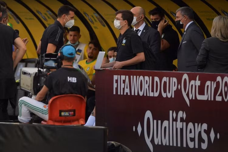 ANVISA, Cơ quan Quản lý Y tế Brazil, đã yêu cầu cơ quan y tế địa phương trực tiếp vào sân, đưa 3 tuyển thủ Argentina ra ngoài và trục xuất khỏi đất nước. ANVISA gọi đây là nguy cơ nghiêm trọng cho nỗ lực chống dịch Covid-19 của Brazil. Antonio Barra Torres, người đứng đầu ANVISA, cho biết: "Chúng tôi đến khách sạn, nhưng họ (4 cầu thủ Argentina - PV) đã đến sân. Phần còn lại là những gì bạn được chứng kiến".