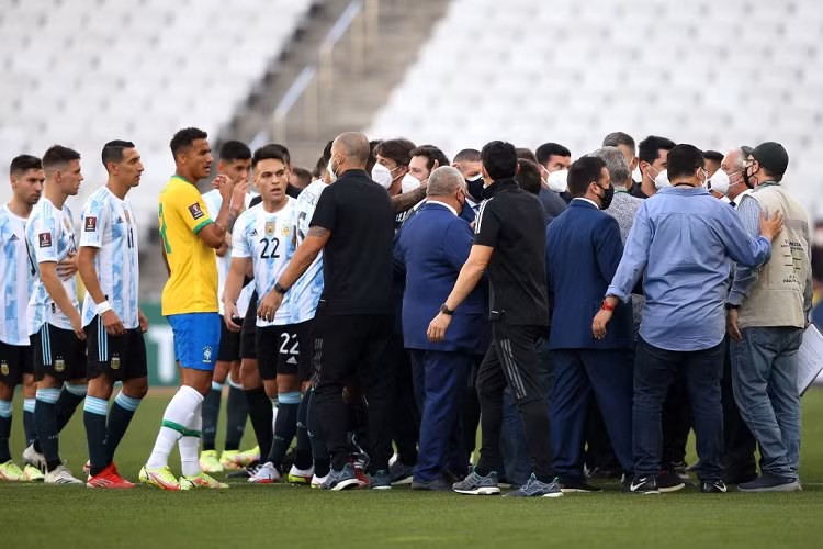 Vụ việc xảy ra bất ngờ, dẫn đến cuộc xô xát trên sân. Các cầu thủ Argentina không hiểu chuyện gì đang xảy ra. 