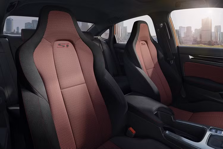 Honda Civic Si 2022 cưỡi trên nền tảng khung gầm gia cố mới với độ cứng xoắn cao hơn 8% và độ cứng uốn cao hơn 13% so với phiên bản trước. Chiều rộng cơ sở hai bánh sau tăng 12,7mm cùng trục cơ sở dài hơn 35,5mm đồng thời giúp duy trì độ ổn định thân xe, tạo cảm giác lái mượt mà và êm ái hơn.
