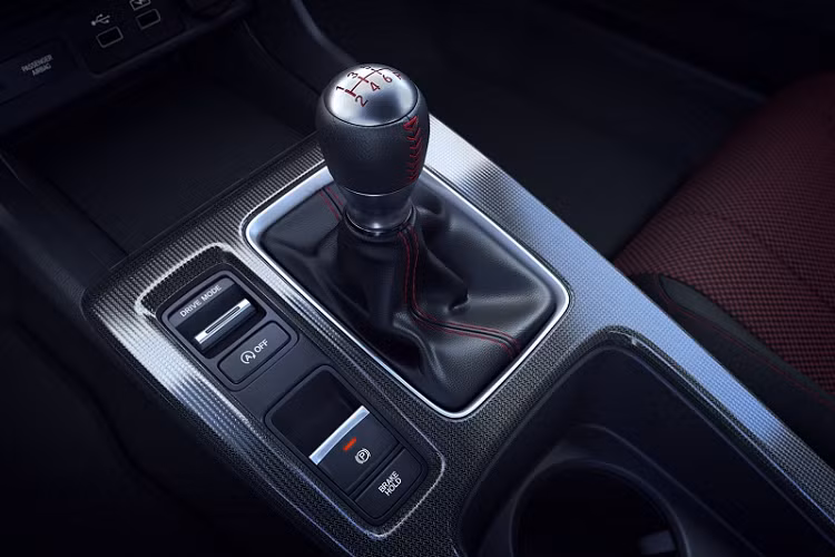 Chưa dừng lại tại đó, hiệu suất phanh của Civic Si cũng được tối ưu nhờ các đĩa phanh lớn hơn: đĩa 12.3 inch cho phía trước và đĩa 11.1 inch cho phía sau, lần lượt tăng 1.2 inch và 0.9 inch so với thế hệ trước. Xe “cưỡi” trên bộ lốp bốn mùa hiệu suất cao kích thước 235/40 R18 tiêu chuẩn. 