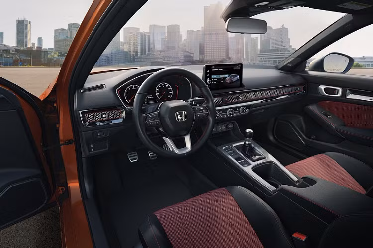 Nhờ bộ phận bánh đà mới nhẹ hơn khoảng 26% so với thế hệ trước, động cơ Civic Si cũng có khả năng phản hồi nhanh hơn. Ngoài ra, thế hệ mới còn được trang bị hệ thống ống xả với bộ giảm thanh cuộn kép giúp tăng lưu lượng khí thêm 27% cho ra hiệu ứng âm thanh hấp dẫn và uy lực.