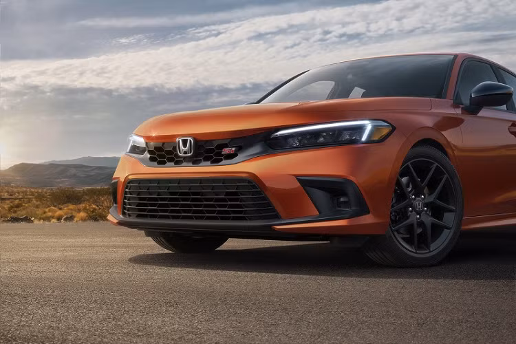 Các kỹ sư tại Honda đã hiệu chỉnh lại khối động cơ cho khả năng đạt momen xoắn cực đại tại dải vòng tua máy thấp hơn khoảng 300 vòng/phút so với trước đó, cho phép Honda Civic Si 2022 khởi động và tăng tốc mượt mà hơn.