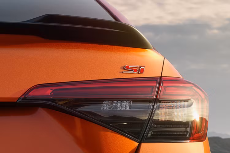 Ở bên trong, Honda Civic Si 2022 có hệ thống ghế ngồi thiết kế thể thao độc quyền, tích hợp phần đệm tựa đầu, đỡ vai và đùi lớn hơn. Riêng phần đệm ghế lái đã được nâng cao thêm 0.5 inch để cung cấp tư thế ngồi thoải mái và tầm nhìn rộng hơn. Khoang nội thất của Civic Si trông thể thao và cá tính hơn với các đường chỉ khâu màu đỏ tương phản trên cửa xe, vô lăng, bệ tỳ tay trung tâm, cần số và lưng ghế lái.