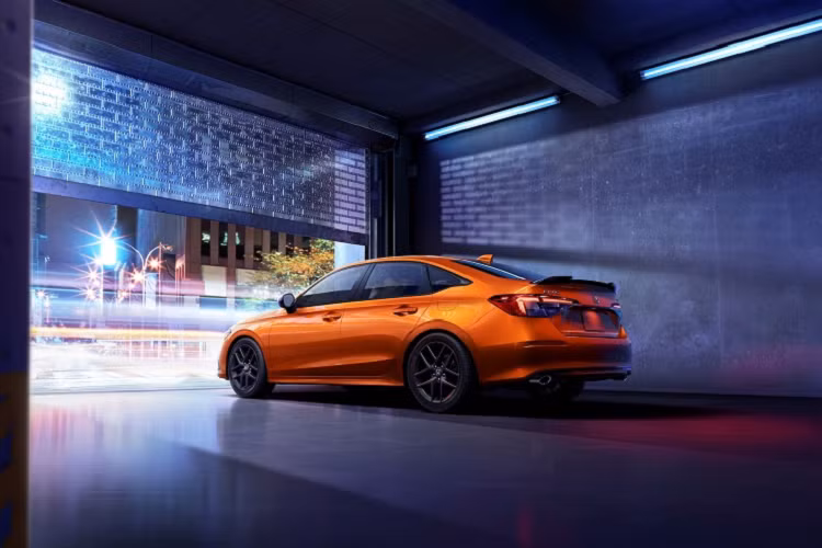 Khối động cơ 1.5L trên mẫu xe sedan Honda Civic Si 2022 giờ đây sản sinh công suất tối đa 200 mã lực (thay vì 205 mã lực như thế hệ tiền nhiệm) và momen xoắn cực đại 260 Nm. Theo Honda, mặc dù công suất tối đa của Civic Si 2022 không cao được như phiên bản trước, nhưng bù lại nó có khả năng phân phối sức mạnh tốt hơn.