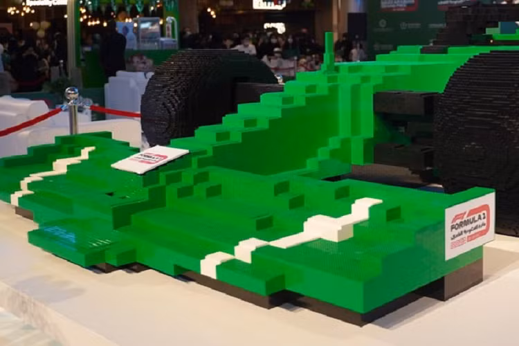 Cho tới mấy ngày trước, kỷ lục đối với xe Lego Công thức 1 lớn nhất thế giới vẫn thuộc về Ferrari khi họ sử dụng 350.000 mảnh để tạo nên một mô hình kích thước thật của chiếc xe đua vào năm 2019. Giờ đây, dựa theo Sách Kỷ lục Guinness Thế giới, kỷ lục đó đã thuộc về một nhóm người chơi Lego chuyên nghiệp, những người đã tạo nên một chiếc siêu xe đua F1 Lego kích thước thật vô cùng ấn tượng để quảng cáo giải đua F1 Grand Prix Ả Rập Xê Út mới.