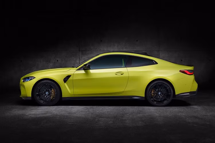 BMW M4 2021 được bán ra với 2 phiên bản, bao gồm bản M4 thường và M4 Competition. Cả hai đều đi kèm trang bị hệ dẫn động cầu sau, riêng bản thường có thêm tuỳ chọn hộp số tay. 