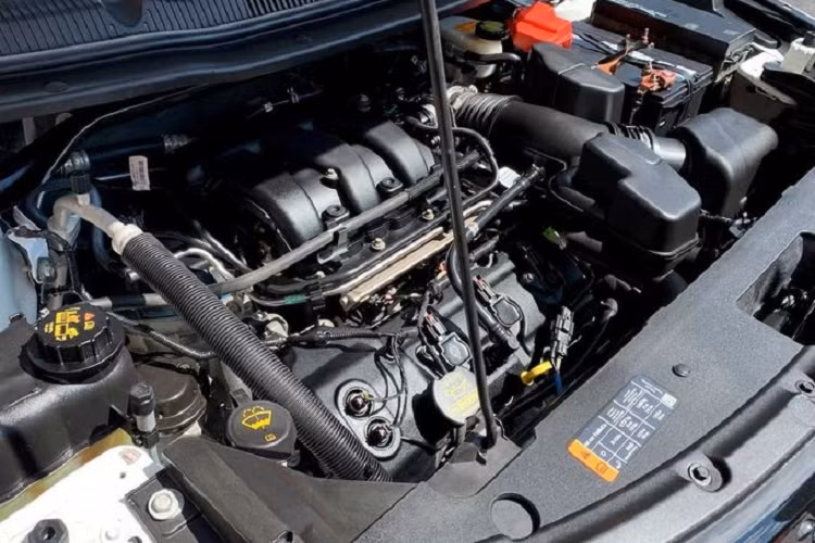 Nếu đúng như vậy thì chiếc Ford Explorer này đã được "lột xác" rất ngoạn mục. Vẻ ngoài của xe càng hấp dẫn hơn nữa khi "cưỡi" trên các la-zăng đa chấu 20 inch độ ấn tượng.