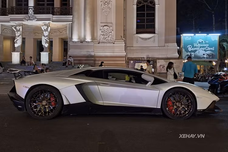 Gói độ 50th Anniversario cho Lamborghini Aventador bao gồm rất nhiều chi tiết mới được sơn đen mờ như cản trước mở rộng với hốc hút gió cỡ lớn, ốp sườn mới và cản sau thiết kế hầm hố được chia thành nhiều hốc khác nhau, phía dưới là bộ khuếch tán mạnh mẽ.