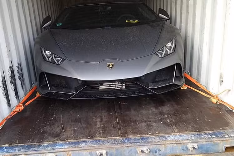 Chưa hết, phiên bản Lamborghini Huracan EVO còn được nâng cấp sức mạnh đáng kể dù vẫn sở hữu động cơ V10, hút khí tự nhiên, dung tích 5.2 lít như bản tiêu chuẩn, cụ thể, trái tim này sẽ bơm ra sức mạnh lên đến 631 mã lực, cao hơn 30 mã lực so với Lamborghini Huracan LP610-4. Mô-men xoắn cực đại 600 Nm.