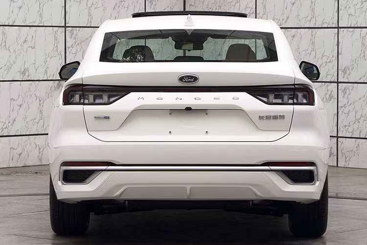 Cách đây không lâu, Ford Mondeo 2022 mới lại bất ngờ bị các nhiếp ảnh gia bắt gặp khi đang chạy thử nghiệm trên đường phố với lớp ngụy trang kín đáo. Điều này một lần nữa khẳng định rằng Ford đang bắt tay vào việc phát triển một hậu bản cho Mondeo.