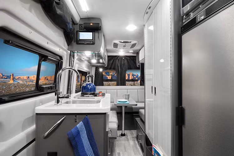 Xe cũng được trang bị đầy đủ hệ thống điện, nước giúp người dùng có thể mang xe đến những khu vực hẻo lánh để cắm trại. Điện trên xe được lấy từ hệ thống điện năng lượng mặt trời với công suất tối đa 1.000 W, nước ngọt cũng được dự trữ trong bồn chứa có thể tích 72 lít.