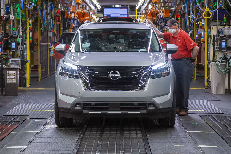 Mẫu xe SUV Nissan Pathfinder 2022 mới sẽ đến các đại lý Mỹ và Canada vào mùa hè này với nhiều tính năng mới, thiết kế phong cách bên ngoài gồ ghề và nội thất hiện đại với sức chứa lên đến tám hành khách. 