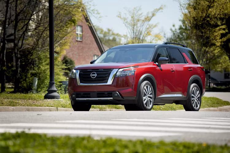 Nissan Pathfinder 2022 sở hữu đèn pha và đèn định vị LED giống đàn anh Armada, lưới tản nhiệt hình tứ giác với chi tiết kim loại cỡ lớn ốp bên ngoài và mui xe phẳng. Cản trước to bản thiết kế vưốt ngược lên mang đến vẻ hầm hố. Các cột A, B và D được làm đen kết hợp với cột C cùng màu thân xe tạo cho chiếc SUV hiệu ứng mái nổi thú vị hơn.