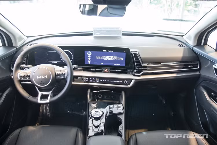Dù sở hữu trục cơ sở ngắn hay dài, Kia Sportage 2022 vẫn sở hữu thiết kế thống nhất ở nhiều thị trường như Hàn Quốc và châu Âu. Được áp dụng ngôn ngữ thiết kế Opposites United mới nhất của thương hiệu Kia, mẫu SUV cỡ C này sở hữu lưới tản nhiệt "mũi hổ" cỡ lớn, sơn màu đen với mắt lưới hình tổ ong. Thêm vào đó là dải đèn LED định vị ban ngày hình boomerang độc đáo, bao quanh cụm đèn pha.