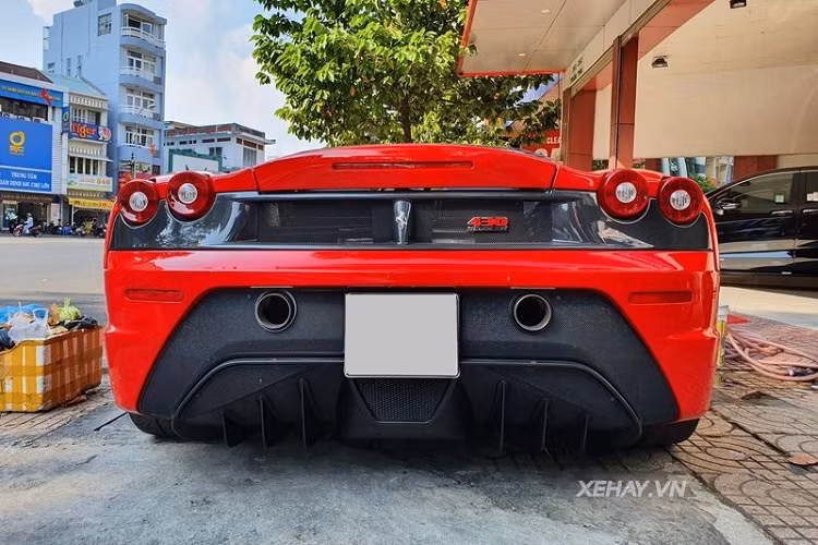 Nước sơn siêu xe Ferrari F430 Scuderia màu đỏ này trông vẫn rất bóng bẩy, các la-zăng và lốp không hề thấy dấu hiệu của sự di chuyển nhiều, hệ thống đèn chiếu sáng được chăm sóc kỹ càng, da bọc ghế được làm sạch làm mới thường xuyên và vô lăng thậm chí còn đang được bọc ni-lông để giữ cho mới.