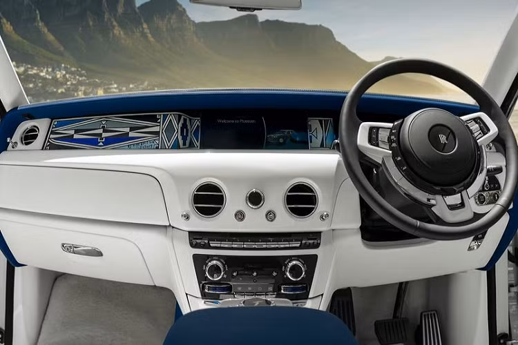 Ngoài ra, theo Rolls-Royce từng tiết lộ, một phần doanh thu của xe The Mahlangu Phantom sẽ được tặng cho trường và sử dụng để hỗ trợ cho một triển lãm mang tên Hồi Tưởng kể về cuộc đời hấp dẫn của bà và vinh danh những đóng góp to lớn của bà đối với nghệ thuật đương đại Châu Phi.