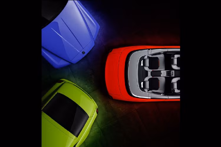  4. "Neon Nights" Colour Trilogy Cũng được lấy cảm hứng chế tác từ thiên nhiên nhưng phiên bản "Neon Nights" Colour Trilogy lại mang đặc trưng về màu sắc tươi mới hơn. Các gam màu được hãng xe Anh Quốc lựa chọn trên phiên bản đặc biệt này gồm màu xanh lá Lime Rock Green phỏng theo loài ếch cây bụng trắng ở Úc, màu đỏ Eagle Rock Red phỏng theo những bông hoa của cây 'Ōhi'a lehua ở Hawaii và màu xanh Mirabeau Blue phỏng theo loài bướm Rhetus periander ở Nam Mỹ.