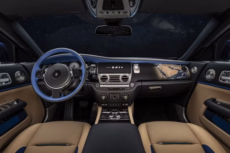 Một vài điểm nhấn đặc biệt của Rolls-Royce Wraith "Inspired by Earth" có thể kể tới như màu sơn xanh Royal Blue đại diện biển cả, đường coachline sơn thủ công với hình hoạ về các chòm sao, hình ảnh Trung đông chụp từ vệ tinh hay hình ảnh thác nước cùng mây được chế tác từ công nghệ Photoflash ở khu vực hàng ghế sau...