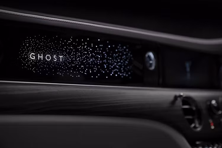  6. Ghost Illuminated Fascia Điểm nhấn đặc biệt trên phiên bản Ghost Illuminated Fascia nằm ở khu vực bảng điều khiển phát sáng dạng "bầu trời sao" thu nhỏ vô cùng đẹp mắt. Để có được thành phẩm này, đội ngũ Bespoke Collective của Rolls-Royce đã tốn hơn 10.000 giờ nghiên cứu với 152 bóng đèn LED, 90.000 lỗ đục được chạm khắc tỉ mỉ bằng tia laser. Nhờ đó, chỉ cần nhìn vào khu vực này, bạn sẽ hiểu rằng đây không chỉ đơn thuần là một chiếc xe mà nó còn là một tác phẩm nghệ thuật đương đại.