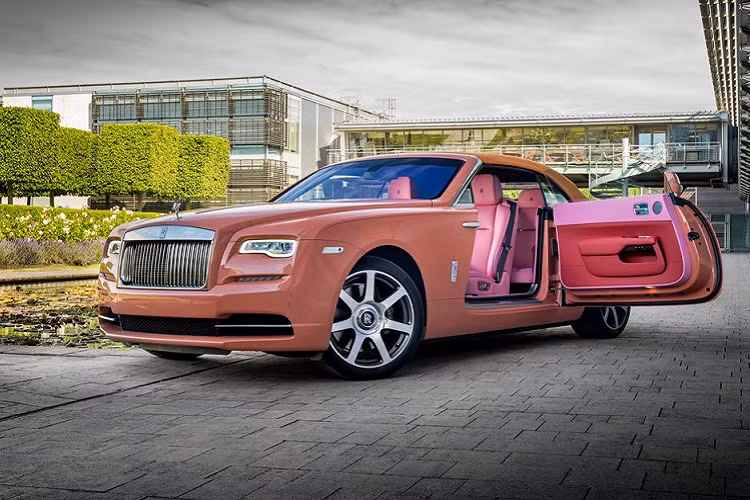  8. Hong Kong Dawn in Dusty Coral Nếu như các phiên bản đặc biệt của Rolls-Royce trong năm 2020 đều do hãng này sáng tạo thì riêng phiên bản Hong Kong Dawn in Dusty Coral, nguồn cảm hứng chế tác lại tới từ một khách hàng cá nhân ở Hồng Kông, Trung Quốc. Chiếc xe này mang nước sơn ngoại thất màu cam đất cùng màu nội thất hồng phấn Blushing Pink kết hợp chi tiết màu đỏ Mugello Red. Và bởi do một đại gia đặt hàng cho nên, phiên bản Hong Kong Dawn in Dusty Coral cũng chỉ được sản xuất duy nhất 1 chiếc trên thế giới.