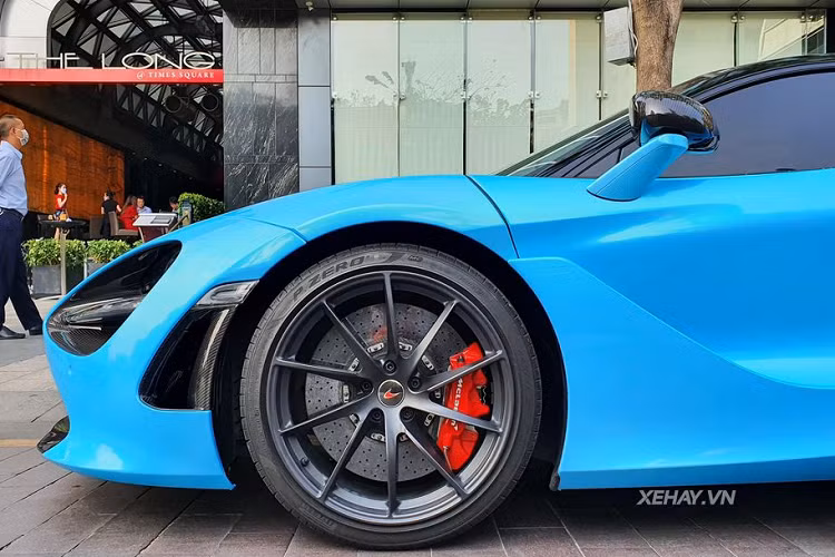 So với chính người tiền nhiệm 650s, sự thực dụng của 720s cũng trội hơn hẳn. McLaren 720s có khung MonoCage 2 vừa nhẹ hơn, vừa có các trụ A, B C mỏng hơn, bậu cửa nhỏ hơn so với 650s. Điều đó khiến việc ra, vào xe dễ dàng hơn và tầm nhìn cho người lái cũng thoáng hơn.