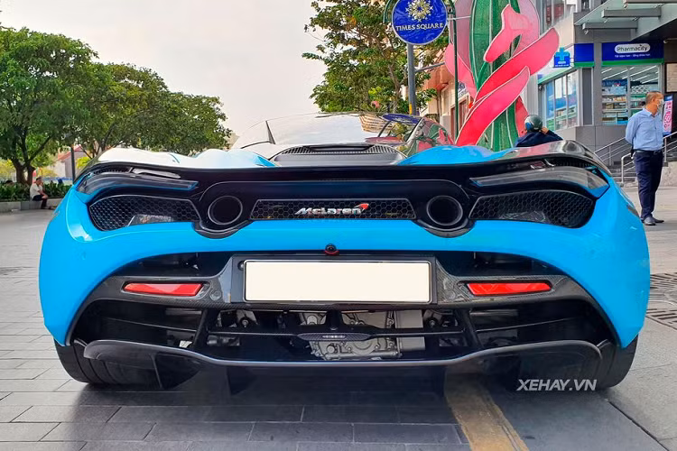"Trái tim" của siêu xe 720S là khối động cơ V8 4.0L tăng áp kép cho ra công suất tối đa 720 mã lực và 770 Nm mô-men xoắn cực đại. Đi kèm với đó còn là hộp số ly hợp kép 7 cấp. Từ đó, McLaren 720S có thể bứt tốc từ 0 - 100km/h chỉ với 2,7 giây. Mức giá xe McLaren 720S tại các đại lý tư nhân ở Việt Nam khoảng hơn 20 tỷ đồng.