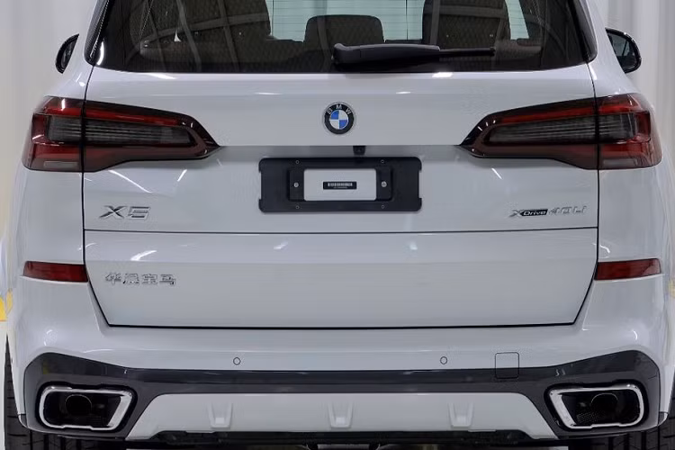 Ngoài ra, BMW X5 còn là mẫu SUV đầu tiên trong phân khúc có phiên bản kéo dài. Trong khi đó, 2 đối thủ đồng hương là Audi Q7 và Mercedes-Benz GLE không hề được sản xuất tại Trung Quốc, cũng không có phiên bản kéo dài. Hiện giá xe BMW X5 kéo dài tại thị trường Trung Quốc vẫn chưa được hé lộ. BMW X5 bản thường được nhập khẩu vào Trung Quốc với giá dao động từ 699.900 - 839.900 Nhân dân tệ (khoảng 2,44 - 2,93 tỷ đồng). Dự đoán, BMW X5 kéo dài, lắp ráp tại Trung Quốc, sẽ có giá khởi điểm khoảng 650.000 Nhân dân tệ (2,27 tỷ đồng).