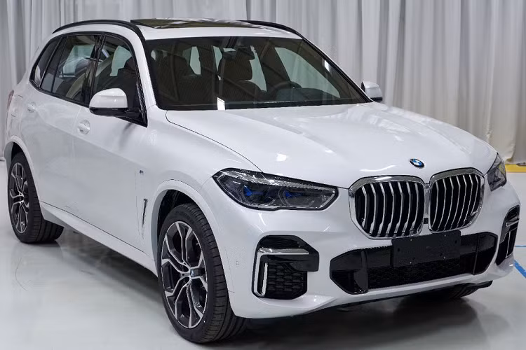 Sự bùng nổ của thị trường ôtô Trung Quốc đã mang lại một số thay đổi và điều chỉnh thú vị cho làng xe thế giới. Một trong số đó là sự xuất hiện của những mẫu xe kéo dài dành riêng cho thị trường tỷ dân này. Dường như với thị trường Trung Quốc, không có mẫu xe nào là không kéo dài được, ngay cả SUV hạng sang như BMW X5 2022 mới.