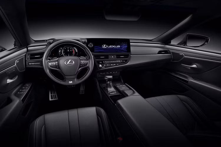 Đối với nội thất, Lexus ES 2022 giờ đây có màn hình cảm ứng lớn hơn cho hệ thống thông tin giải trí (8 inch tiêu chuẩn và 12,3 inch tùy chọn), đặc biệt, màn hình này đã được dịch chuyển 109 mm về phía trước để người lái dễ dàng thao tác hơn.