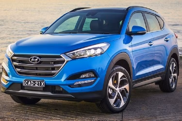  Hyundai Tucson Trong những năm gần đây, Hyundai đã tạo dựng được tên tuổi của mình trong vai một nhà sản xuất ôtô chất lượng tốt với giá thành rẻ. Thật không may, họ cũng đã trải qua nhiều đợt triệu hồi liên quan đến cháy xe ôtô Hyundai, với các vấn đề từ rò rỉ dầu phanh đến bể dầu bị lỗi. Đợt triệu hồi tai tiếng nhất của họ diễn ra vào tháng 1 năm 2021, khi hơn 651.000 chiếc Hyundai đã phải triệu hồi vì lỗi hệ thống ABS. Mẫu SUV Tucson bị ảnh hưởng đặc biệt nghiêm trọng, vì đợt triệu hồi bao gồm tất cả các xe sản xuất từ năm 2016 - 2021.