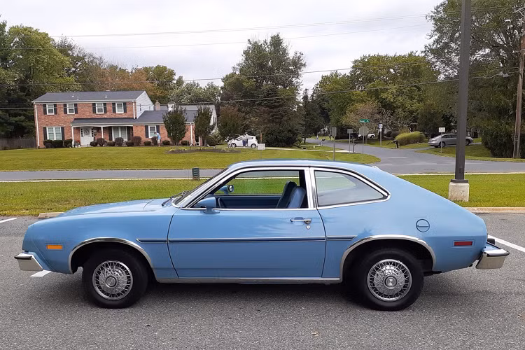 Ford Pinto Một trong những mẫu xe gặp vấn đề cháy tai tiếng nhất và sớm nhất là Ford Pinto, một mẫu xe bé nhỏ của thập niên 1970. Nhiều thông tin cho rằng vì thiết kế của chiếc xe, bình xăng có thể dễ dàng bị vỡ khi va chạm, qua đó khiến toàn bộ chiếc xe bắt lửa. Thật không may, có tới 180 trường hợp tử vong đã được ghi nhận do lỗi này. Vì thế, khách hàng nhanh chóng tránh xa chiếc xe, khiến doanh số bán hàng tụt dốc, và Ford quyết định “xử trảm” nó.