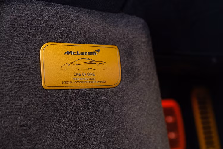 Ngoài ra, vô lăng của xe được bọc da Alcantara màu xanh rêu kết hợp với phần ốp bằng carbon nhám. Logo MSO được sơn màu vàng gold nổi bật. Thay cho phần bậc cửa carbon thường thấy trên 765LT, chiếc xe được trang bị phần bậc cửa bọc da Alcantara màu đen kết hợp với tên của huyền thoại Bruce McLaren được thêu với chỉ màu vàng Gold.