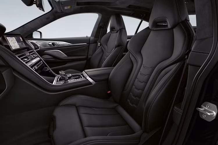 Chủ đề thiết kế này tiếp tục được sử dụng bên trong khoang nội thất của BMW 8 Series 2021 Frozen Black Edition, nổi bật với ghế ngồi M Sport màu đen bọc da Merino.