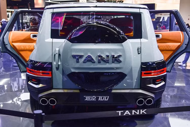 Hơn nữa, Tank 700 cũng sẽ bổ sung một hệ thống hybrid P2 (mô tơ điện đặt trong hộp số) trên cơ sở cấu hình động cơ V6 + hộp số tự động 9 cấp, với tổng công suất tăng lên thành 517 mã lực và 750 Nm mô-men xoắn cực đại. Mức giá xe Tank 700 2021 chưa được công bố.