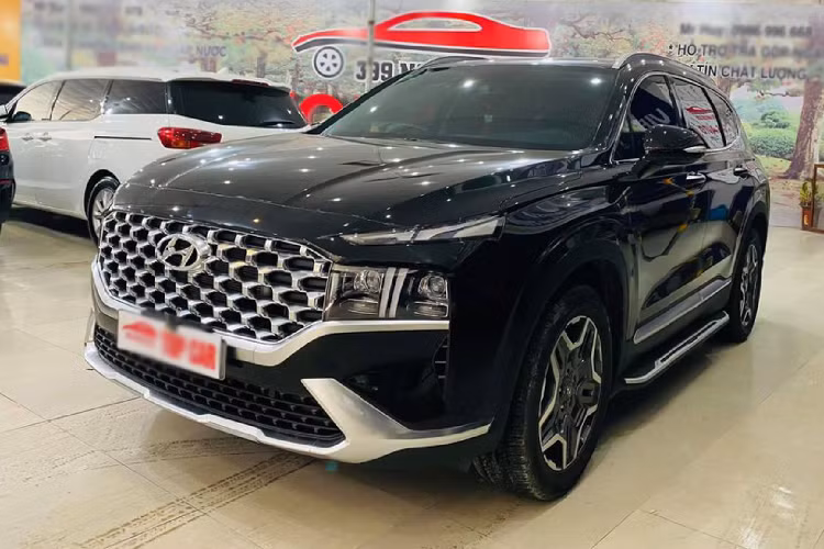 Tuy nhiên, người mua sẽ tiết kiệm được khoảng 100 triệu đồng, đây là một khoảng chi phí kha khá bao gồm các loại thuế phí đi kèm cộng trực tiếp vào giá bán niêm yết để xe lăn bánh. Tạm tính, giá xe Hyundai SantaFe 2021 full dầu này có giá lăn bánh lần lượt khoảng 1,540 tỷ đồng ở Hà Nội hoặc 1,515 tỷ đồng ở TP. HCM.