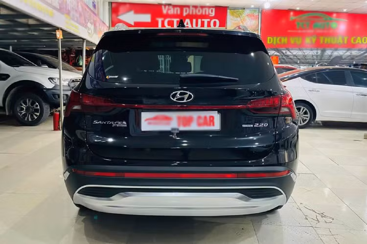 Ngoài ra, SantaFe phiên bản máy dầu nổ rất êm, ít ồn nếu so với các lựa chọn xe SUV 7 chỗ máy dầu khách. Hiện tại, Hyundai SantaFe và Kia Sorento là 2 lựa chọn hiếm hoi trong phân khúc CUV 5+2 chỗ có lựa chọn bản máy dầu. Ngoài lý do vận hành và kinh tế, SantaFe bản máy dầu khá giữ giá và “dễ mua dễ bán” trên thị trường. 