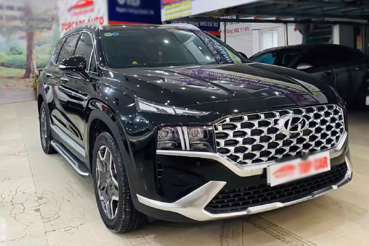Lăn bánh chưa được một tháng, chiếc Hyundai SantaFe 2021 mới chạy “lướt” 200km đã được chào bán lại với giá “thách cưới” 1,430 tỷ đồng. Tức cao hơn khoảng 90 triệu đồng so với giá niêm yết 1,340 tỷ đồng.