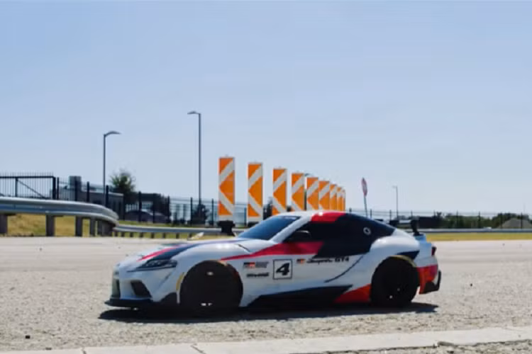 Với hệ dẫn động AWD, Toyota GR Supra GT4 RC có tốc độ tối đa khoảng 50 km/h, vì vậy nó không phải là chiếc xe RC nhanh nhất mà Traxxas từng sản xuất - đó sẽ là XO-1, chiếc xe RC nhanh nhất thế giới với thời gian gia tốc 0-160 km/h trong dưới 5 giây và tốc độ tối đa hơn 160 km/h.